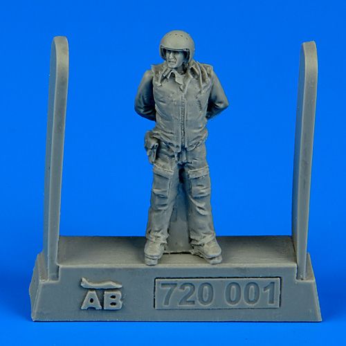 Figures (resin) 1/72 Soviet Air Force fighter pilot 