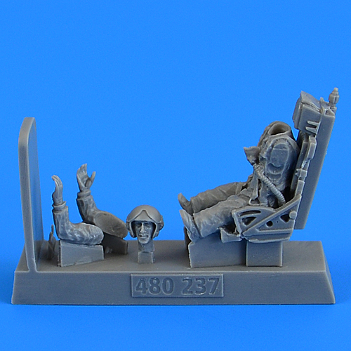 Figures (resin) 1/48       Soviet Fighter Pilot with ejection seat for Mikoyan MiG-19 Farmer (designed to be used with Trumpeter kits) 