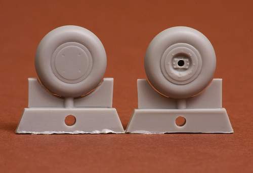 Additions (3D resin printing) 1/48 P-40 - wheels set (plain 30'')