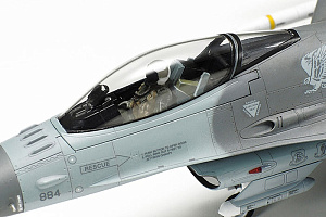 Model kit 1/72 Lockheed-Martin F-16CJ Fighting Falcon Block 50 (Tamiya)