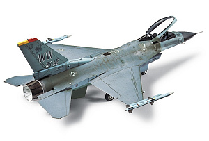 Model kit 1/72 Lockheed-Martin F-16CJ Block 50 Fighting Falcon (Tamiya)