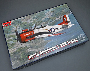 Model kit 1/48 North American T-28B Trojan (Roden)