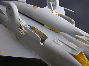 Photo Etching Kit Mikoyan MiG-25RBT/MiG-25RB/MiG-25PD/MiG-25RBF wheel bays (designed to be used with ICM (Metallic Details)