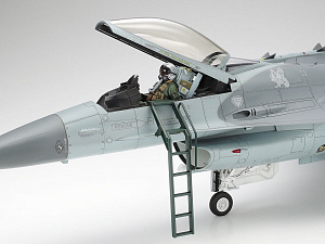 Model kit 1/32 Lockheed-Martin F-16CJ Fighting Falcon Block 50 (Tamiya)