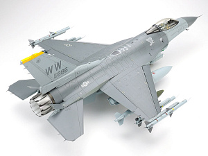 Model kit 1/32 Lockheed-Martin F-16CJ Fighting Falcon Block 50 (Tamiya)