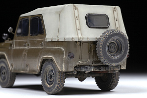 Model kit 1/35 UAZ-469 Soviet 4WD off-Road Vehicle  (Zvezda)